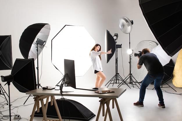 Fotografo e modella lavora in studio.