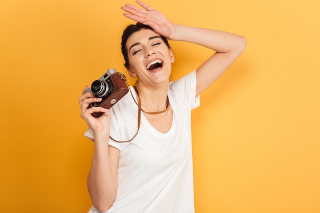 Fotografo emotivo felice giovane donna graziosa