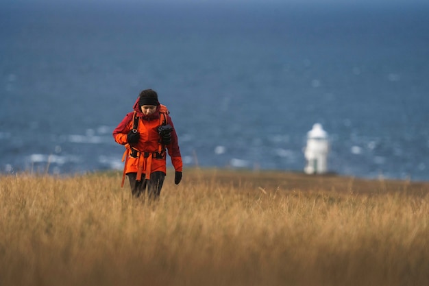 Fotografo femminile al faro di Vaternish sull'isola di Skye, in Scozia