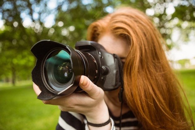 Fotografo femminile al parco