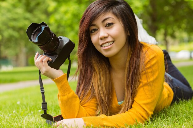 Fotografo femminile al parco