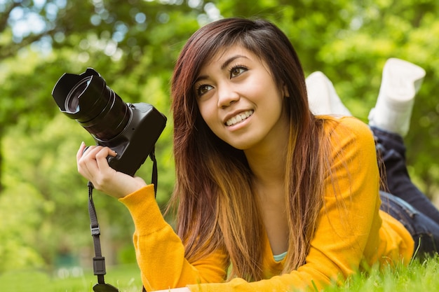 Fotografo femminile al parco