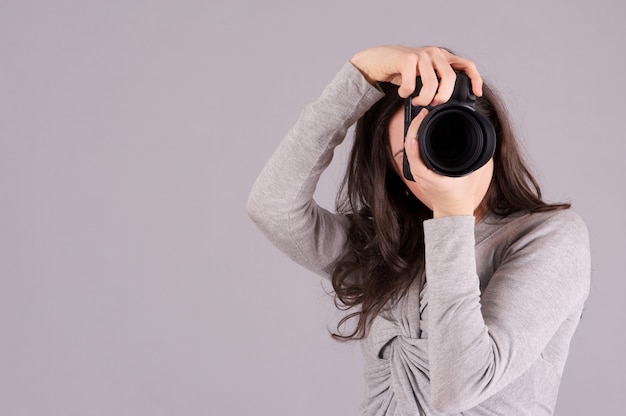 fotografo femminile che lavora in studio