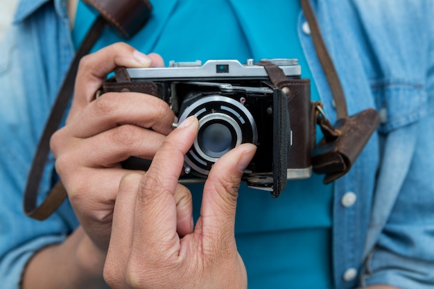 Fotografo femminile con la macchina fotografica antiquata