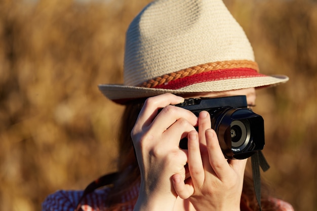 Fotografo femminile nel paese