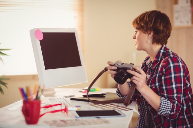 Fotografo focalizzato alla ricerca di foto sul suo computer