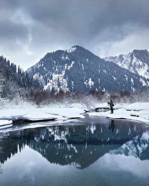 Fotografo in montagne epiche in inverno