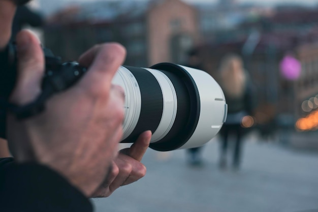 Fotografo in possesso di una macchina fotografica