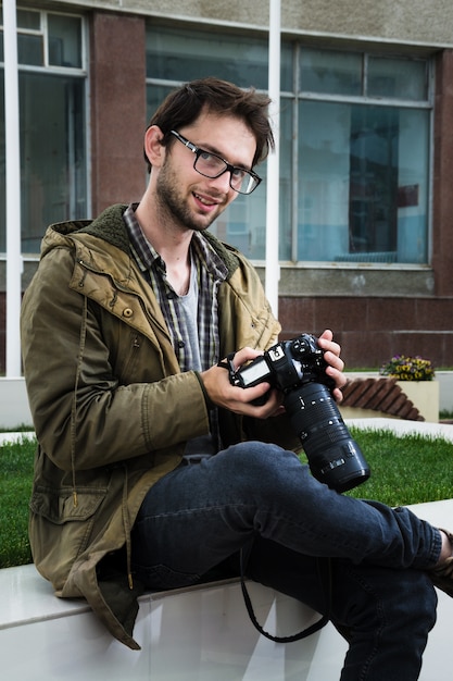 Fotografo in una felice giornata di sole all'aperto