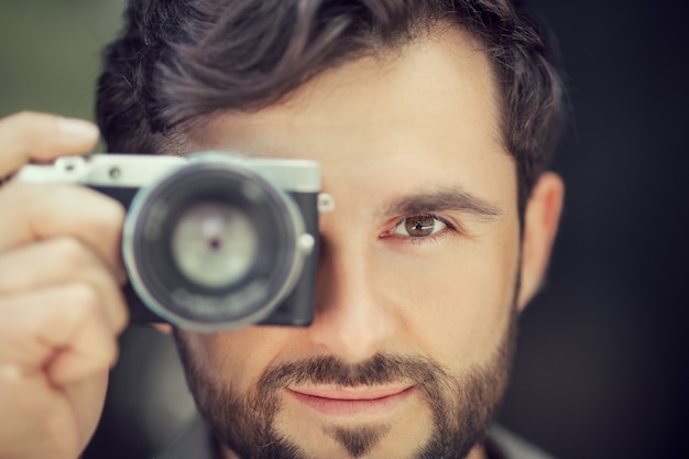 Fotografo maschio che cattura maschera