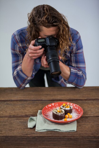 Fotografo maschio che fotografa alimento