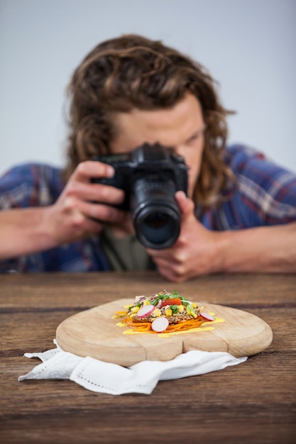 Fotografo maschio che fotografa alimento