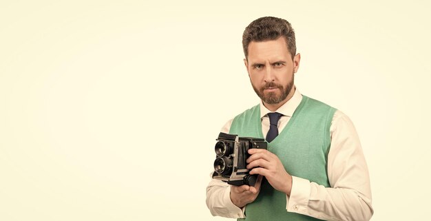 Fotografo maschio che fotografa l'uomo sorridente che fotografa