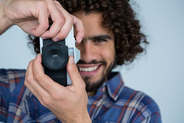 Fotografo maschio con la macchina fotografica antiquata