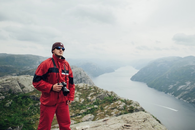 Fotografo o viaggiatore che utilizza una fotocamera DSLR professionale nella natura