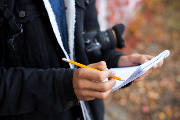 Fotografo professionista che prende appunti in preparazione per il servizio fotografico