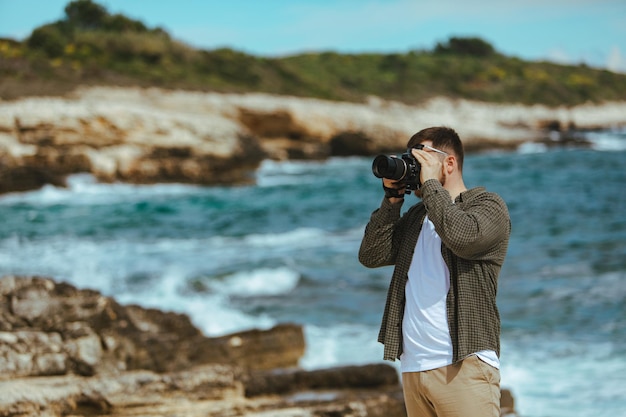 Fotografo professionista che riprende lo spazio della copia del paesaggio marino