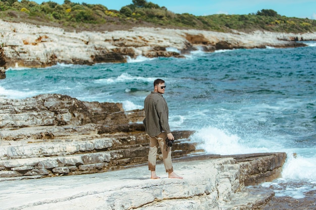 Fotografo professionista che riprende lo spazio della copia del paesaggio marino