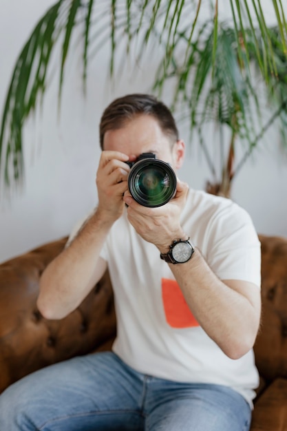 Fotografo professionista che scatta a casa