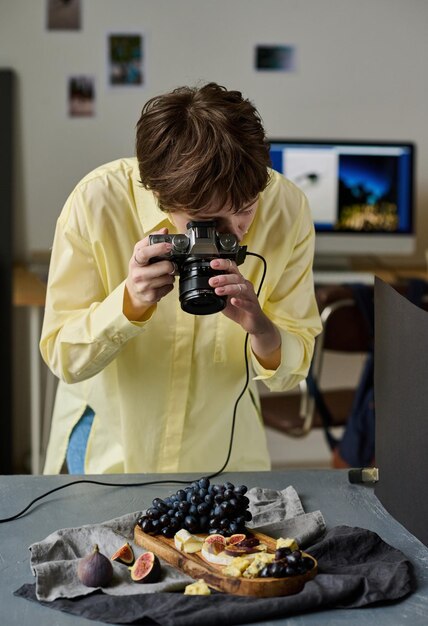 Fotografo professionista che scatta foto di frutta