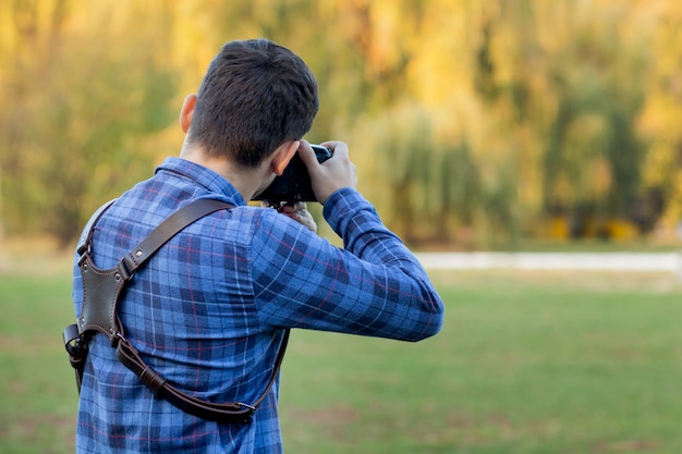 Fotografo professionista in azione con due fotocamere su spallacci