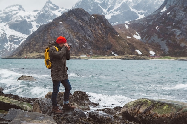 Fotografo professionista viaggiatore che scatta foto naturali del paesaggio