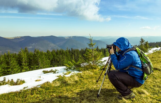 Fotografo solitario in montagna