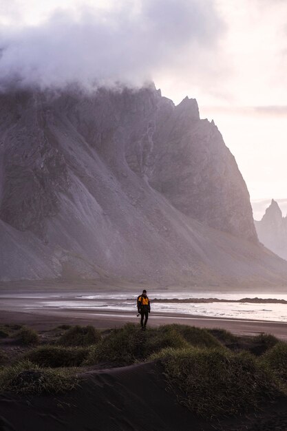 Fotografo su una verde collina nella penisola di Stokksnes nel sud-est dell'Islanda