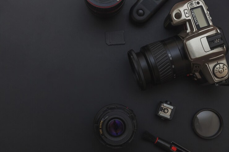 Fotografo sul posto di lavoro con sistema di fotocamera dslr e accessorio della fotocamera su sfondo nero