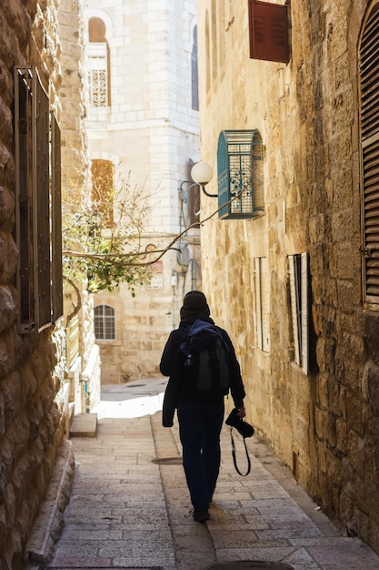 Fotografo turistico per le strade della città vecchia di Gerusalemme