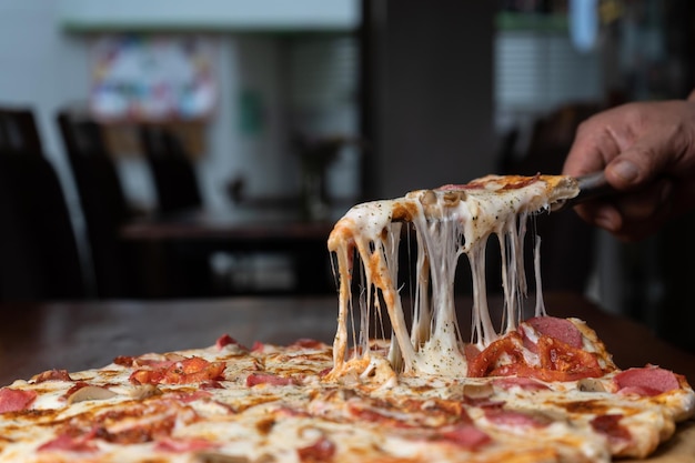 Fotolibro di pizze con formaggio sul tavolo di un ristorante