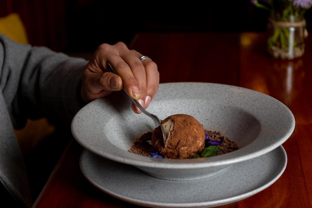 fotolibro di una cheesecake sul tavolo di un ristorante