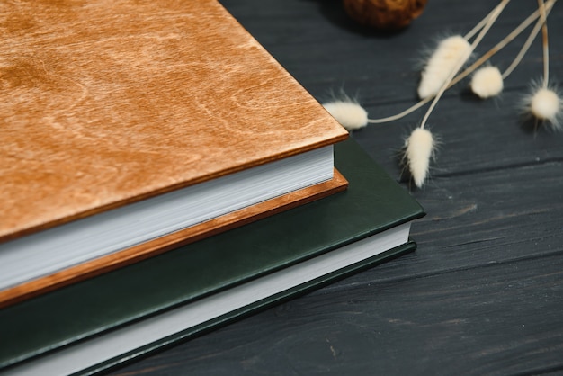 Fotolibro verde di matrimonio o di famiglia con copertina in pelle. elegante album di foto di nozze da vicino. fotoalbum di famiglia su una superficie di legno.