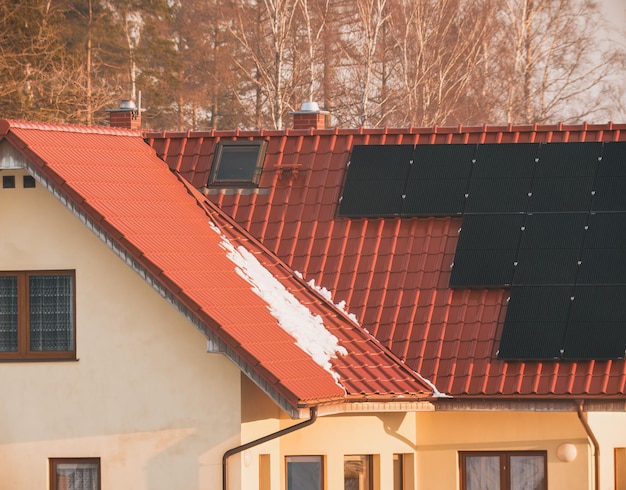 Fotovoltaico sul tetto rosso di una casa Fonte di energia elettrica alternativa