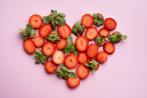 Fragola a forma di cuore, concetto per il giorno di San Valentino