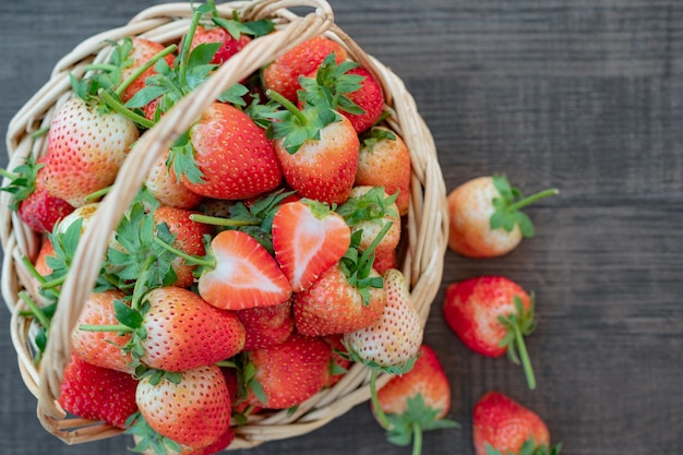 Fragola biologica fresca sul cesto