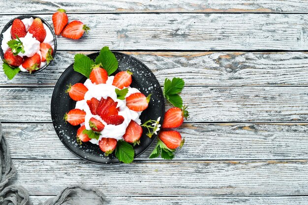 Fragola con crema in un piatto Dessert Frutti di bosco Vista dall'alto Spazio libero per il testo