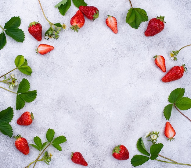 Fragola con foglie e fiori