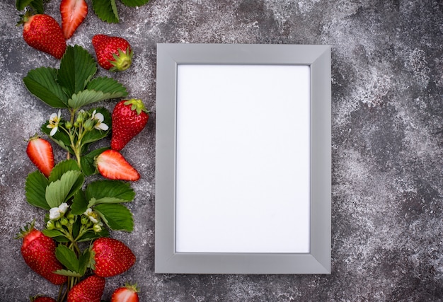 Fragola con foglie e fiori