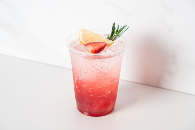 Fragola con soda in vetro