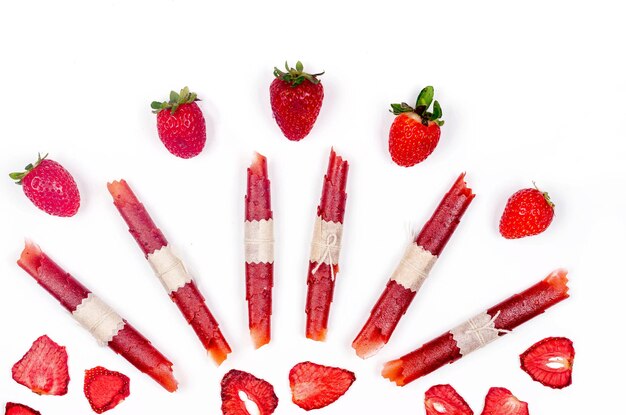 Fragola cruda matura e fragola secca Fette di patatine sparse Patatine di frutta Concetto di alimentazione sana