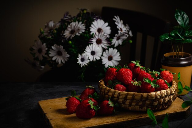 Fragola di giardino fresca in cesto su tavola di pietra Con spazio per la copia