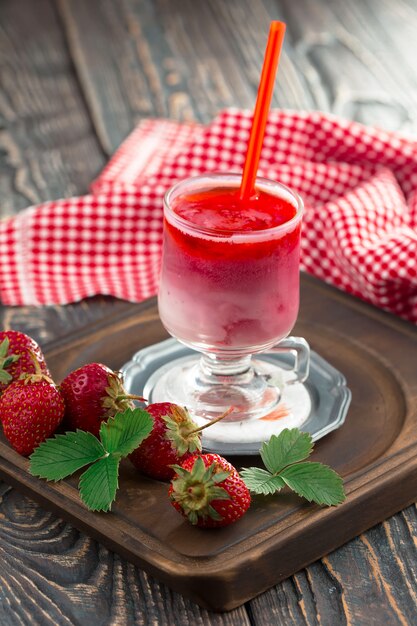 Fragola dolce e frullati sani sul tavolo.