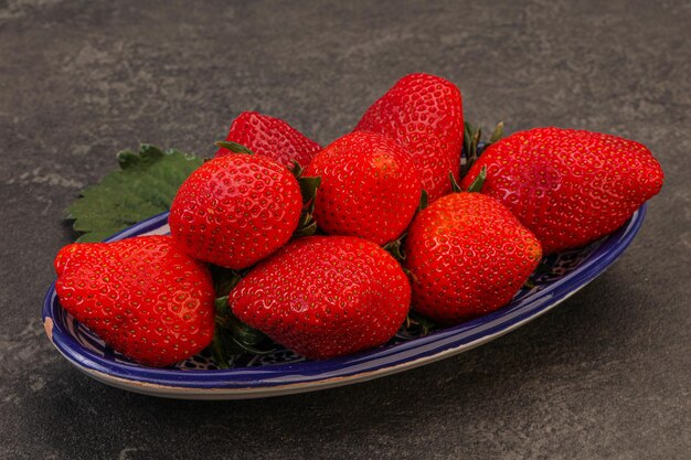 Fragola dolce matura con foglia