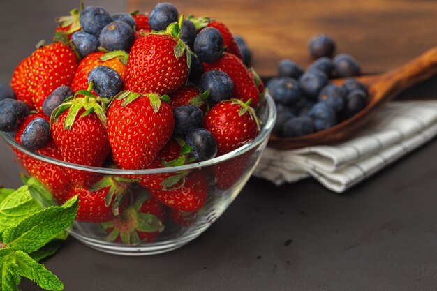 Fragola e mirtillo maturi freschi in ciotola