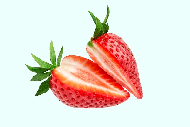 Fragola. Fette di fragola che volano in aria. Fragola fresca