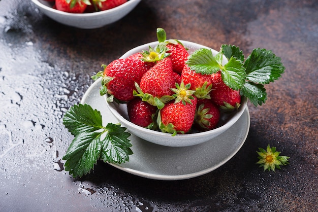 Fragola fresca con foglie verdi