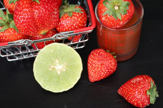 Fragola fresca con succo