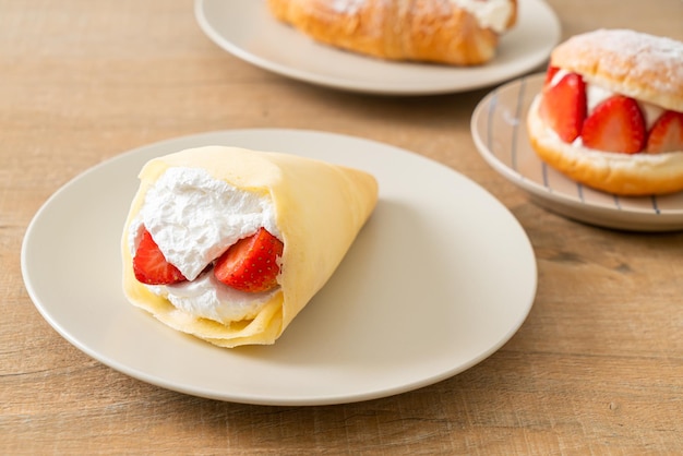 fragola fresca e crepe alla panna fresca sul piatto