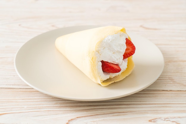 fragola fresca e crepe alla panna fresca sul piatto